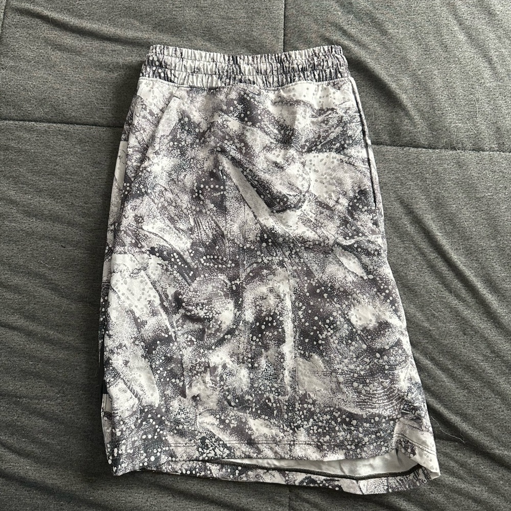Lululemon Pace Breaker Shorts 7in inseam Linerless - white multi reflective